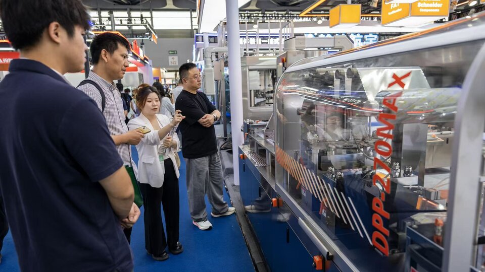 Visitors show strong interest in the DPP-270Max blister packaging machine