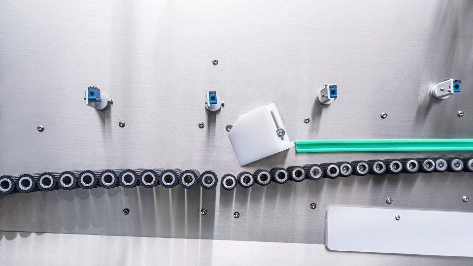 Servo-controlled rollers