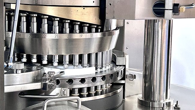 In che modo la pressa per compresse ad alta velocità offre vantaggi che vanno oltre la produttività?