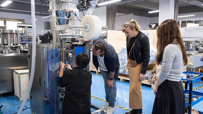 Il servizio post-vendita globalizzato di Rich Packing: il nuovo vantaggio competitivo nelle macchine per imballaggio