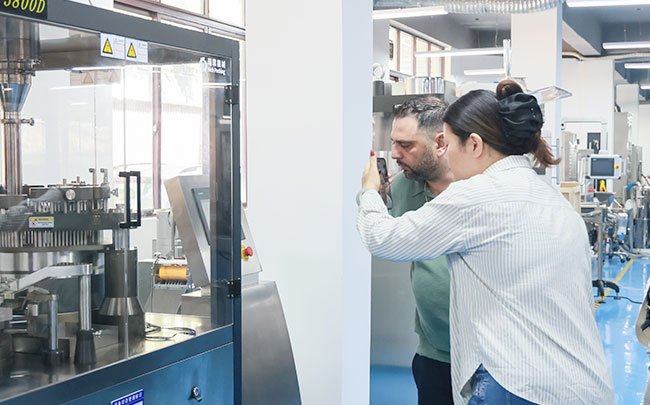 Il produttore statunitense di capsule di amoxicillina elogia la macchina riempitrice di capsule NJP-3800D di Rich Packing: risolve i problemi di riempimento delle polveri fini