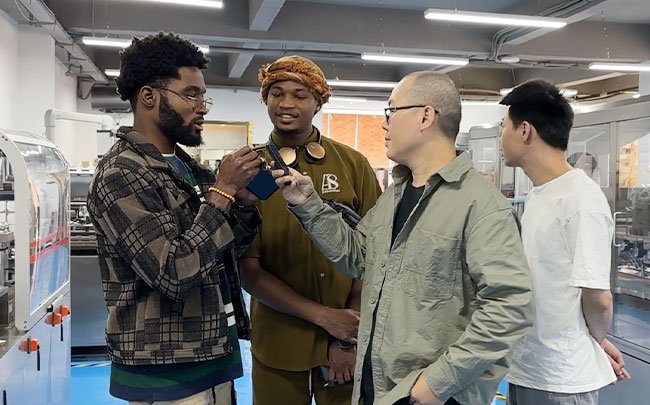 Rich Packing offre una formazione approfondita sulla macchina blisteratrice DPP-180Pro per i clienti camerunensi